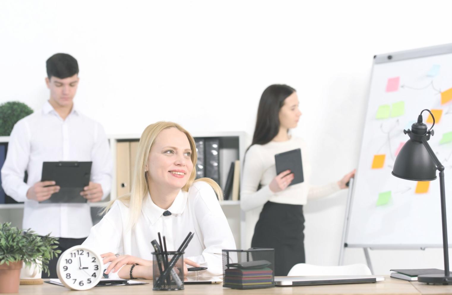 Equipo de imalovira trabajando en análisis financiero